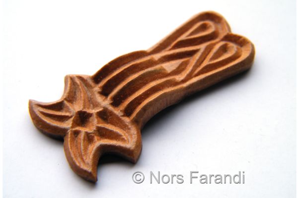 Nors Farandi - Holzmodell einer Fibel